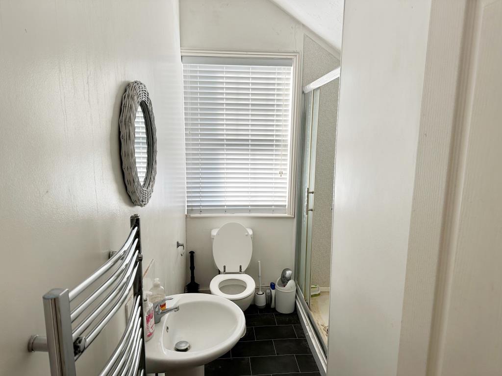 Lot: 91 - SIX-BEDROOM SEMI-DETACHED HOUSE CURRENTLY ARRANGED AS A HMO - Main bathroom with WC and a shower